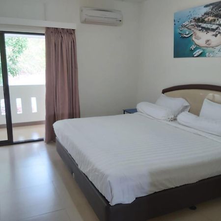 Hotel Larensia Labuan Bajo Habitación foto